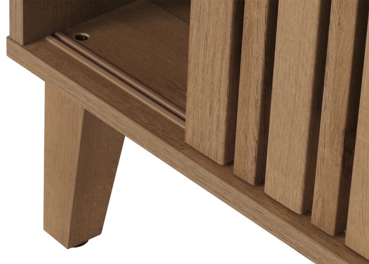 Detailaufnahme von Holzmöbeln mit Beinen und Lamellentüren