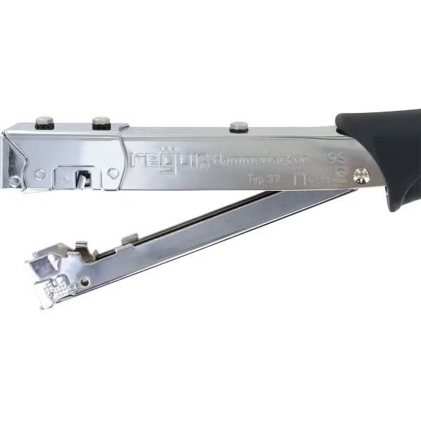 Regur Hammertacker 19S aus verchromtem Metall mit geöffnetem Magazin für Heftklammern des Typs 37 in 6 bis 10 Millimeter Länge.