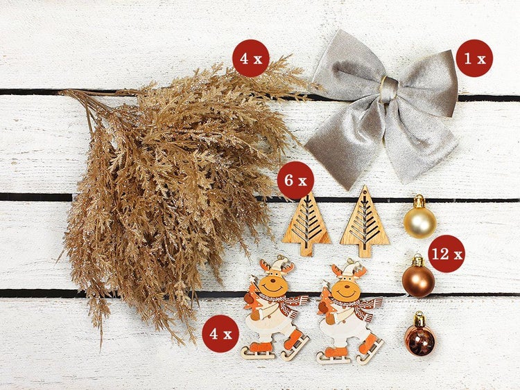 Weihnachtsbaumschmuck Set bestehend aus künstlichen Tannenzweigen, Schleife, Holzanhängern in Tannen- und Rentierform sowie Christbaumkugeln.