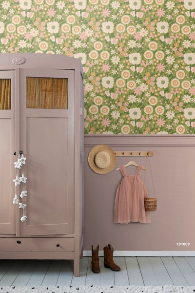 Vliestapete mit floralem Retro-Muster über einer Wandpaneele im Kinderzimmer mit Kleiderschrank und Kleiderhaken.