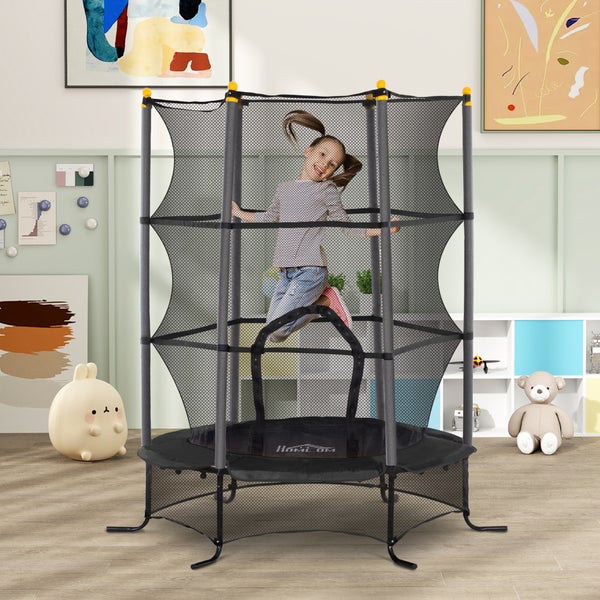 Kind auf einem schwarzen Indoor-Trampolin mit Sicherheitsnetz im Kinderzimmer