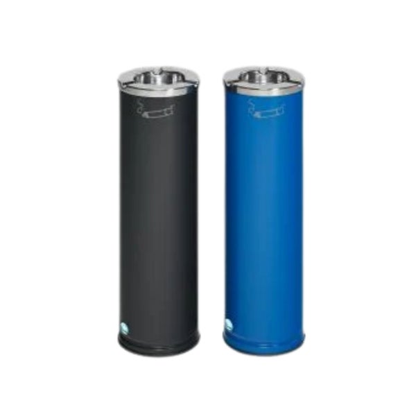 Zwei zylindrische Standascher aus Metall mit verchromtem Aufsatz und Zigarettensymbol in den Farben Schwarz und Blau.