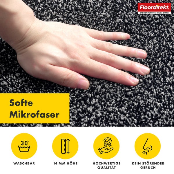 Detailaufnahme eines Teppichs mit weicher Mikrofaser und einer Hand darauf, mit den Symbolen: Waschbar bei 30 Grad, 14 Millimeter Höhe, hochwertige Qualität, kein störender Geruch sowie dem Floordirekt Logo.