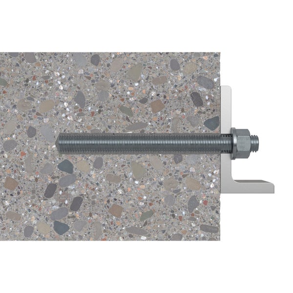 Gewindestange mit Mutter und Winkelprofil in Betonwand