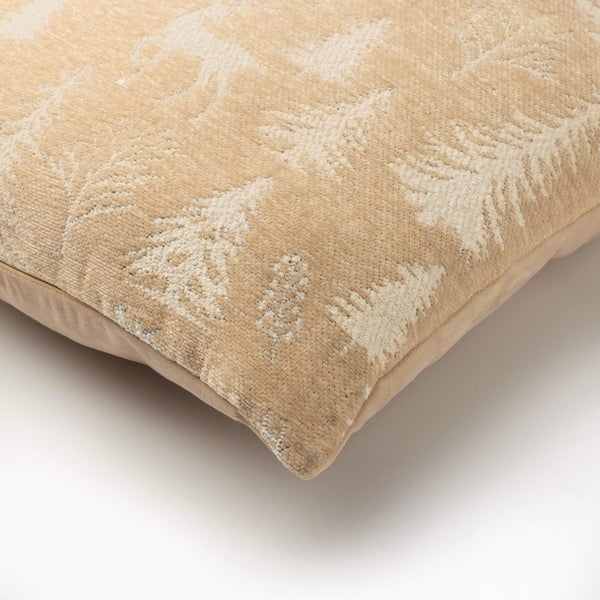 Dekokissen mit weihnachtlichem Waldmotiv und Tannenbaummuster