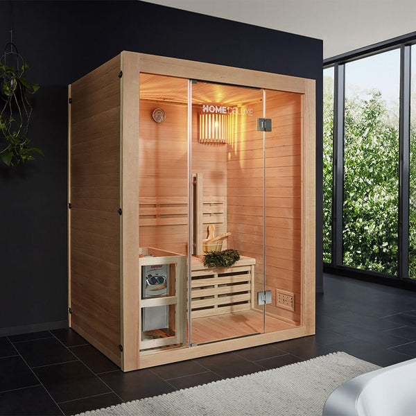 Moderne Heimsauna aus Holz mit Glastür, Harvia Saunaofen und Zubehör in einem Wohnraum.