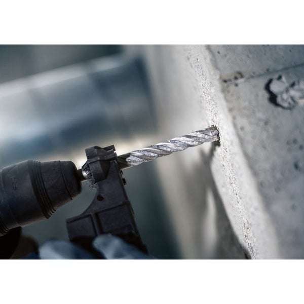 Eine Bohrmaschine bohrt ein Loch in eine Betonwand.