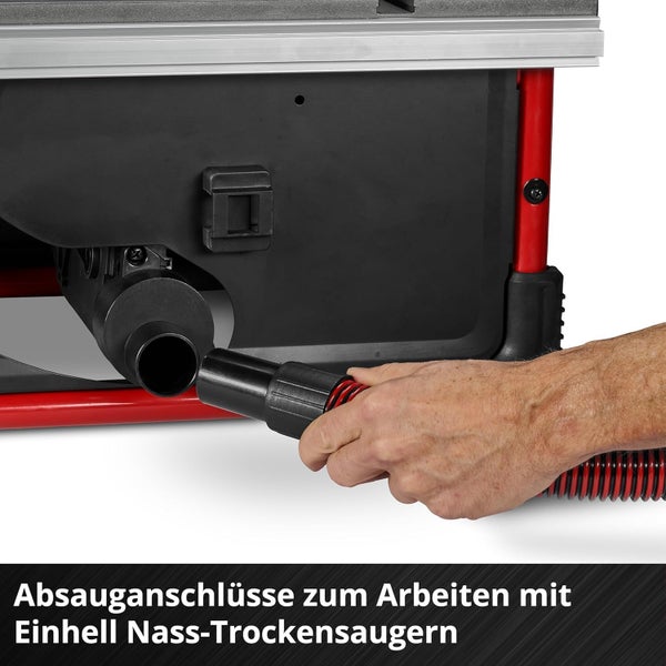 Eine Hand schließt den Schlauch eines Nass Trockensaugers an den Absaugstutzen einer Einhell Tischkreissäge an