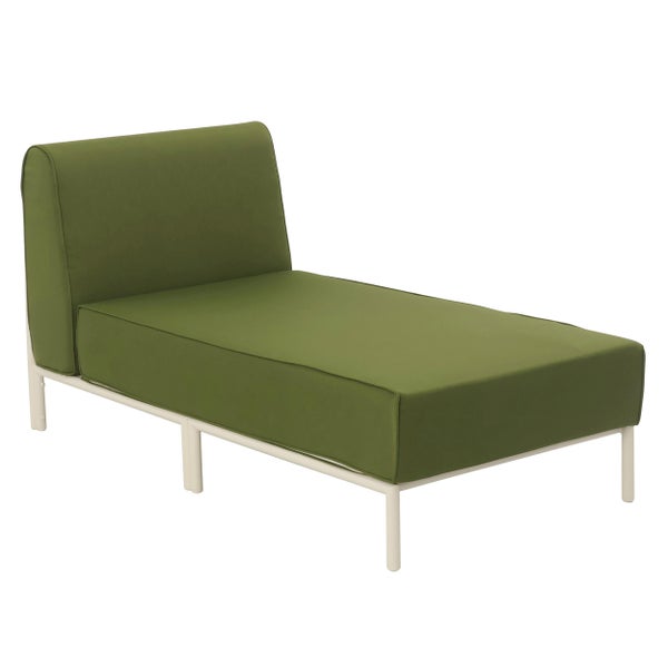Gartenlounge-Element mit weißem Metallgestell und grünen Polstern.
