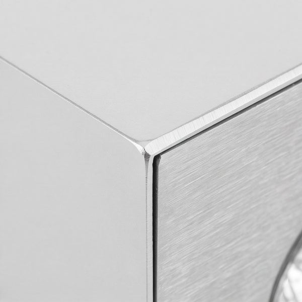 Detailansicht der Ecke eines Metallgehäuses mit gebürsteter Oberfläche.