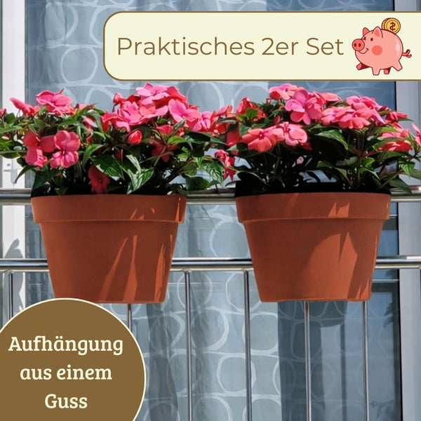 Zwei terrakottafarbene Blumentöpfe mit rosa Blumen am Balkongeländer, praktisches Zweier Set mit integrierter Aufhängung.