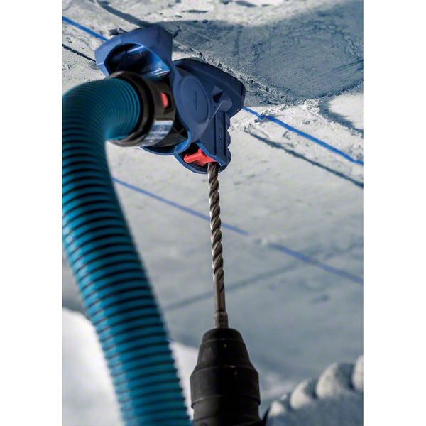 Bohrmaschine mit Staubabsaugung beim Bohren in eine Decke