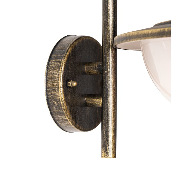 Detailansicht der Wandhalterung einer Außenwandleuchte aus Metall im Antik-Design mit runder Montageplatte.