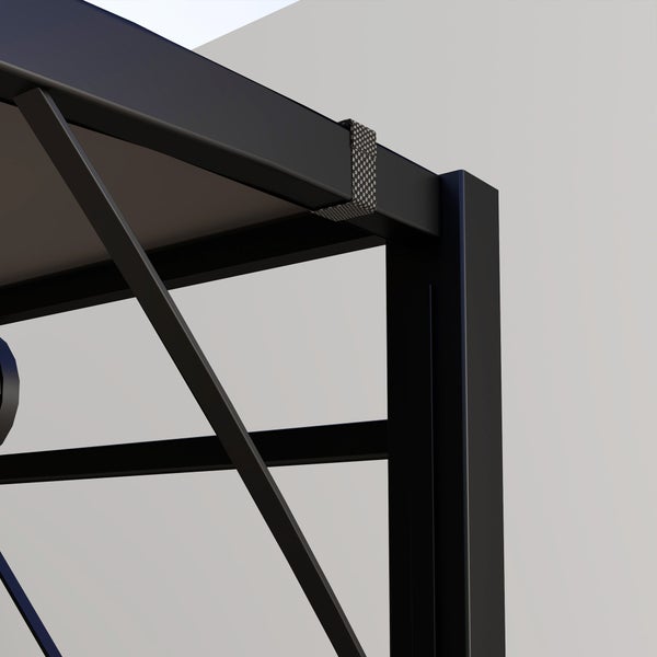 Detailaufnahme einer schwarzen Metallkonstruktion eines Pavillons mit Eckverbindung, Diagonalstrebe und Befestigungsband.
