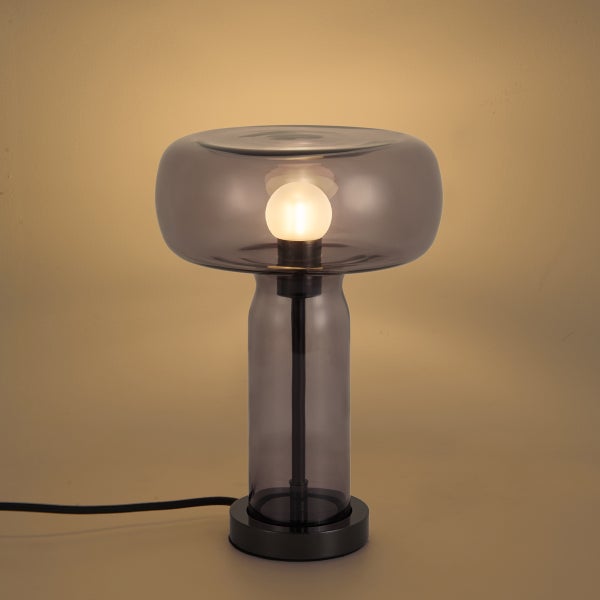 Moderne Tischleuchte aus Glas mit rundem Schirm und integriertem Leuchtmittel fuer eine stimmungsvolle Beleuchtung.