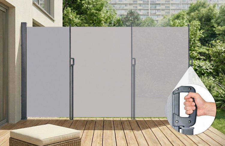 Dreiteilige ausziehbare Seitenmarkise als Sichtschutz für Terrasse oder Garten auf Holzdielen, inklusive Detailansicht des Griffs.