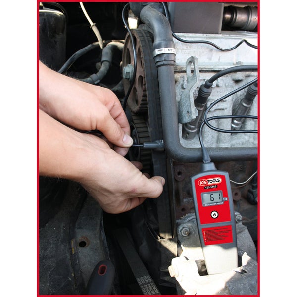 KS Tools Riemenspannungsprüfer im Einsatz am Motorraum