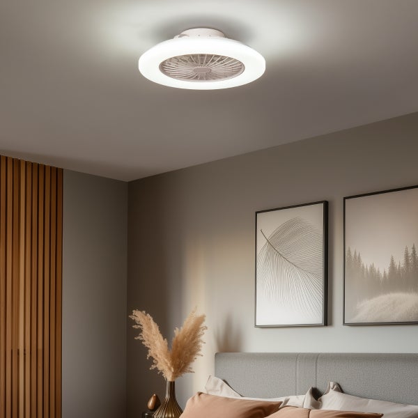 Moderne Deckenleuchte mit integriertem Ventilator in einem eleganten Schlafzimmer mit minimalistischer Dekoration und Holzlamellen.