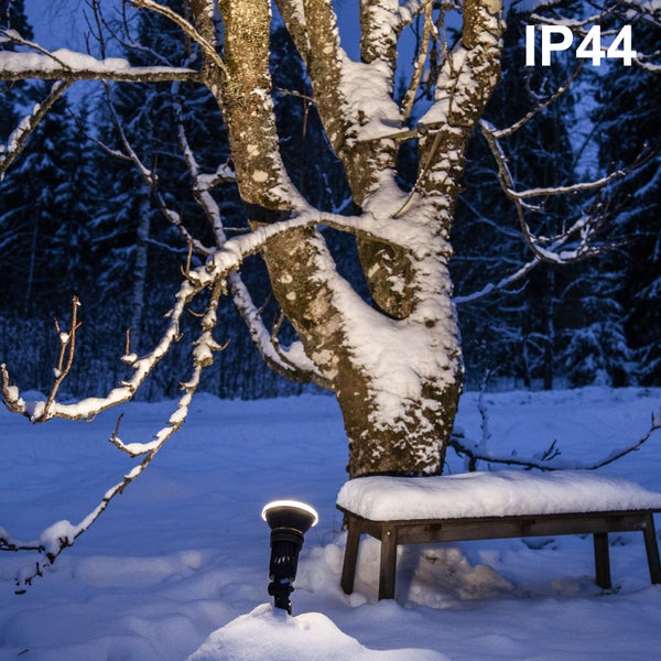 Winterliche Gartenszene mit Wegleuchte, Bank und verschneitem Baum. Schutzart IP44.