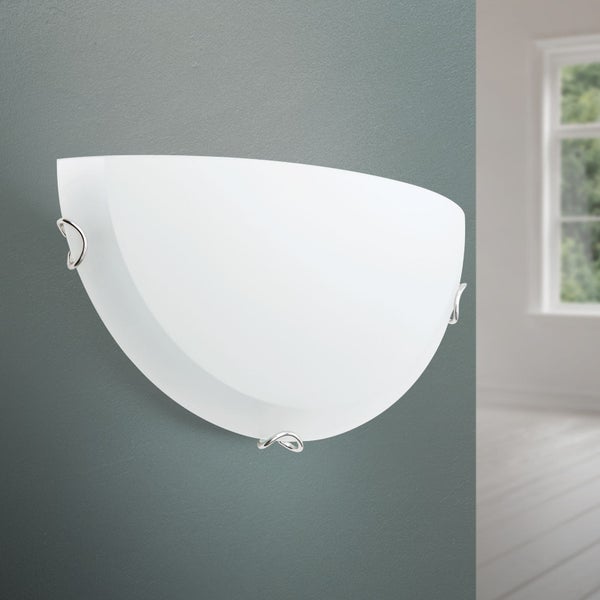 Halbrunde Wandleuchte mit mattem Glasschirm und silbernen Metallklammern an einer Wand montiert.