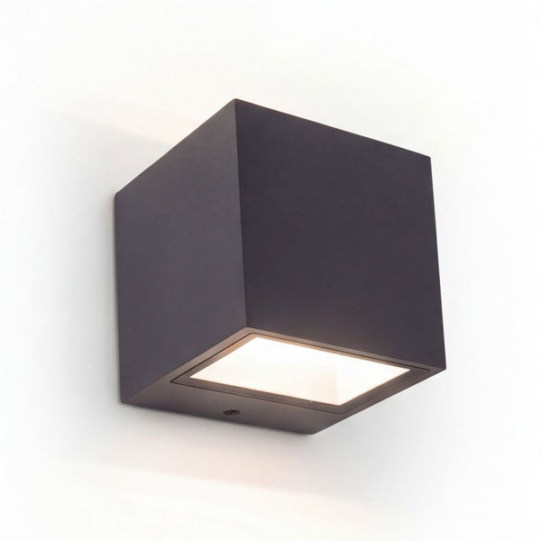 Moderne würfelförmige Außenwandleuchte aus Metall mit Lichtaustritt nach unten.