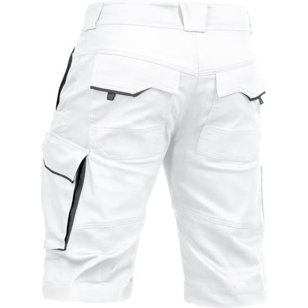 Weiße Arbeitsshorts für Herren in der Rückansicht mit mehreren Taschen und Gürtelschlaufen.
