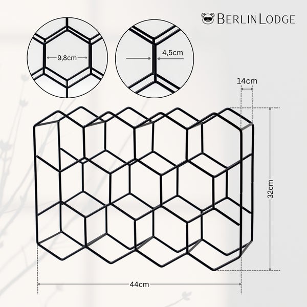 Berlin Lodge Logo. Weinregal aus schwarzem Metall, Wabenform, Breite 44 Zentimeter, Höhe 32 Zentimeter, Tiefe 14 Zentimeter.