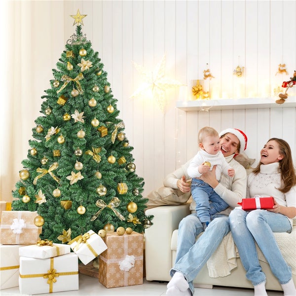 Weihnachtsszene mit geschmücktem Baum, Geschenken und Familie auf einem Sofa