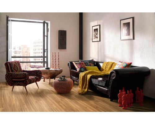 Wohnzimmer mit Ledersofa, Sessel und Holzboden