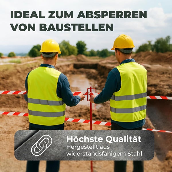 Zwei Bauarbeiter in Warnwesten und Schutzhelmen bringen rot-weißes Absperrband an einem Baustellenbereich an.