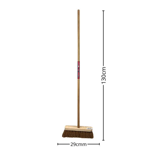Kehrbesen mit Holzstiel und einer Breite von 29 Zentimetern und einer Länge von 130 Zentimetern