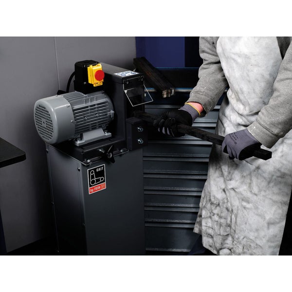 Fein Grit GXE Entgratmaschine im Einsatz beim Entgraten eines Metallrohrs in einer Werkstatt.