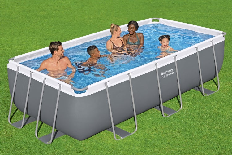 Bestway Steel Pro Max rechteckiger Aufstellpool mit Metallrahmen im Garten mit einer Familie im Wasser.