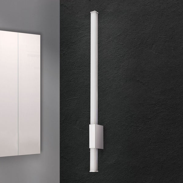 Moderne LED Wandleuchte für den Innenbereich in schmaler Stabform zur Montage neben einem Spiegel