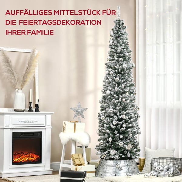 Schmaler künstlicher Weihnachtsbaum mit Schneeeffekt und silbernem Schmuck in einem hellen Wohnzimmer mit weißem elektrischem Kamin und Geschenken.