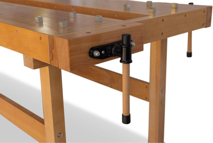Detailaufnahme einer Hobelbank aus Holz mit Schraubstock