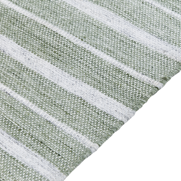 Gewebter Teppich in Grün und Weiß mit Streifenmuster.