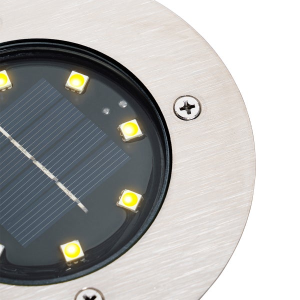 Nahaufnahme eines Solar-Bodeneinbaustrahlers mit LED-Lampen und Gehäuse aus Edelstahl.