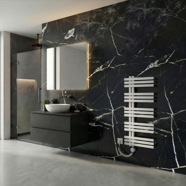 Modernes Badezimmer mit dunkler Marmoroptik-Wand, hängendem Waschtisch mit weißem Aufsatzwaschbecken, beleuchtetem Spiegel und weißem Handtuchheizkörper.