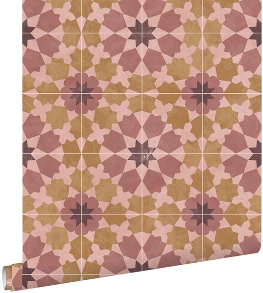 Tapete mit marokkanischem Fliesenmuster und geometrischen Ornamenten in Sternform.