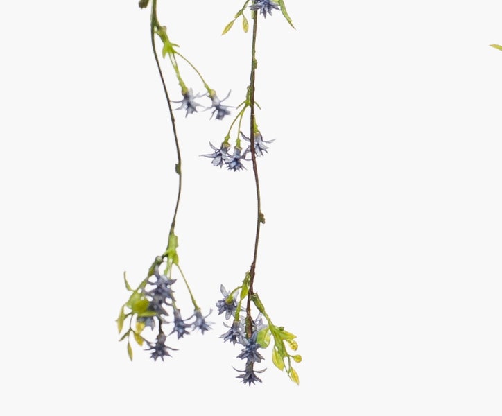 Künstlicher Zweig mit kleinen bläulichen Blüten und grünen Blättern.