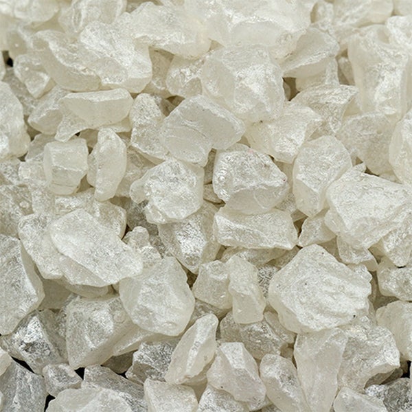 Kristalliner Glassplitt für die Garten- und Innendekoration, unregelmäßig geformte, gebrochene Glassteine.