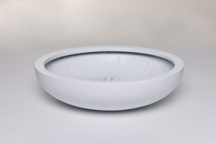 Flache, runde Pflanzschale aus Kunststoff in Weiß für den Außenbereich.