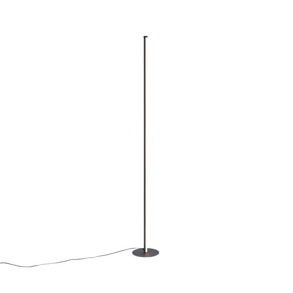 Schwarze moderne minimalistische LED Stehleuchte mit schlankem vertikalem Stabdesign auf einem runden flachen Fuß.