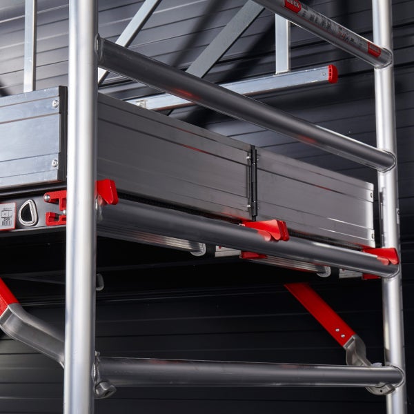 Detailansicht eines Gerüsts mit Aluminiumrahmen und roter Sicherung