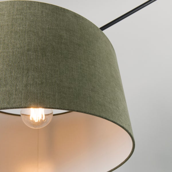 Nahaufnahme einer Textil-Hängeleuchte mit Glühbirne