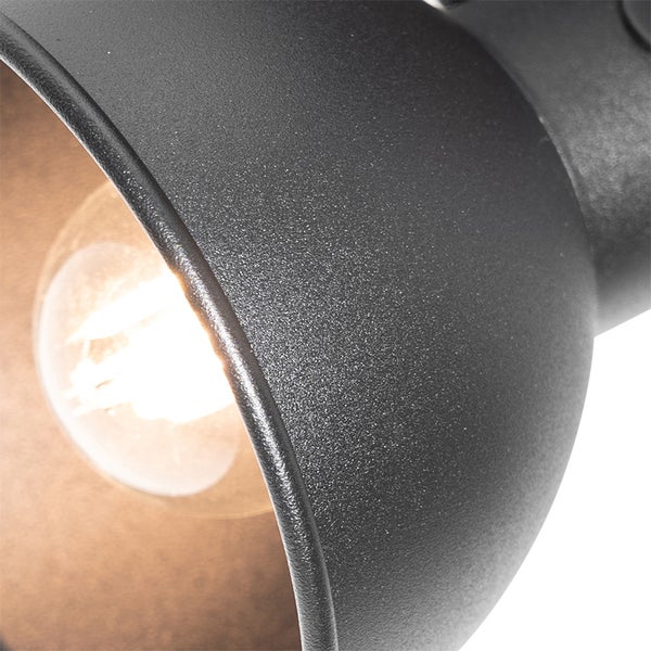 Nahaufnahme einer schwarzen Deckenleuchte mit Glühbirne