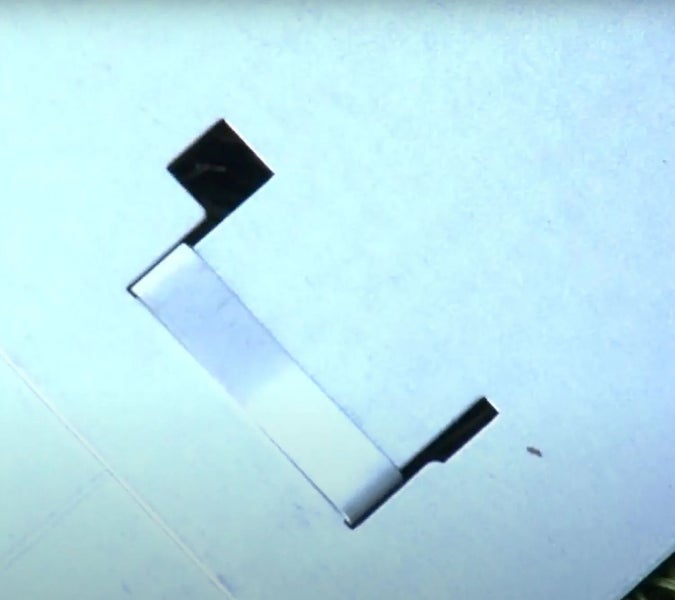 Detailaufnahme einer Schablone mit rechteckiger Aussparung