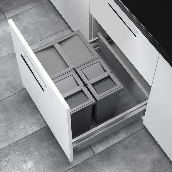 Mülltrennsystem mit drei Abfalleimern mit Deckeln in einer ausgezogenen Küchenschublade, organisiertes und funktionales Küchendesign.