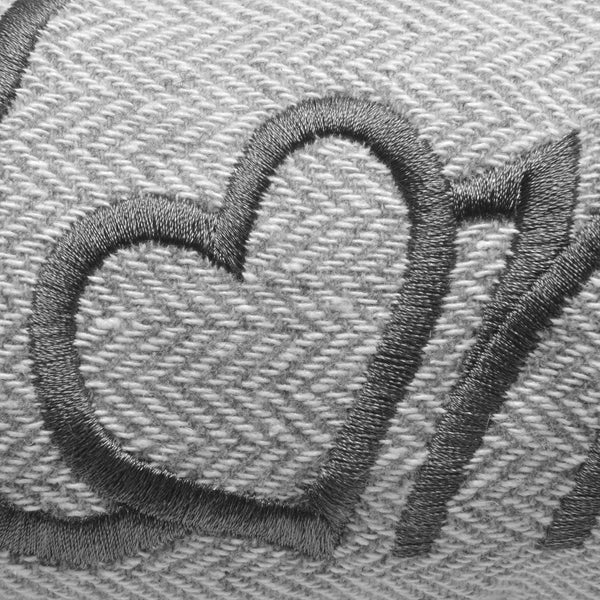 Nahaufnahme von Herzstickerei auf Textil